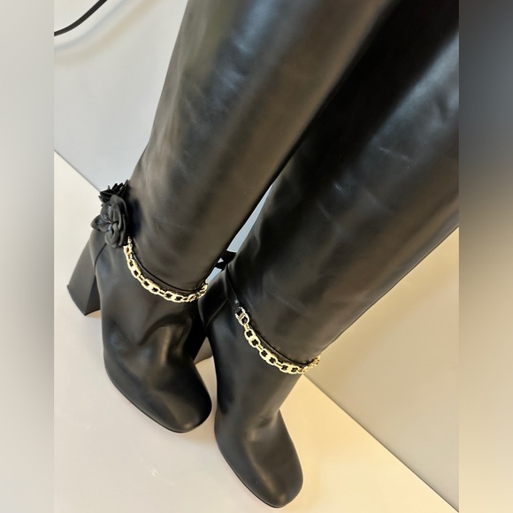 Authentic Toryburch knee boots. Gold chain around ankles and flowers. - Picture 10 of 13